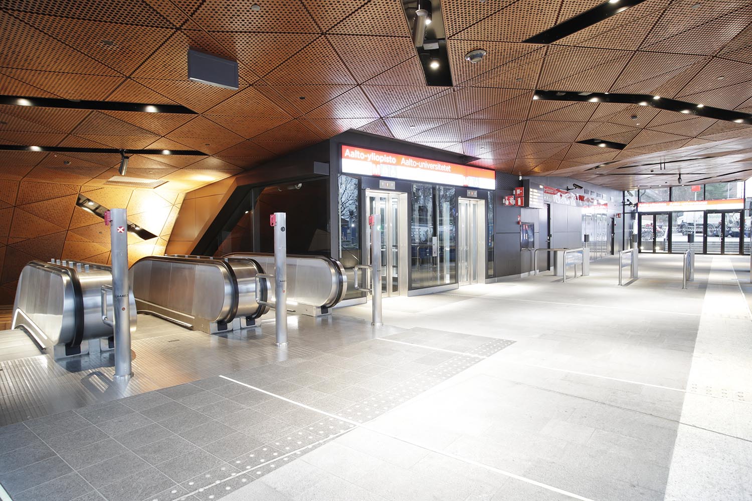 Aalto-yliopiston metroasemalla käynti liukuportaisiin