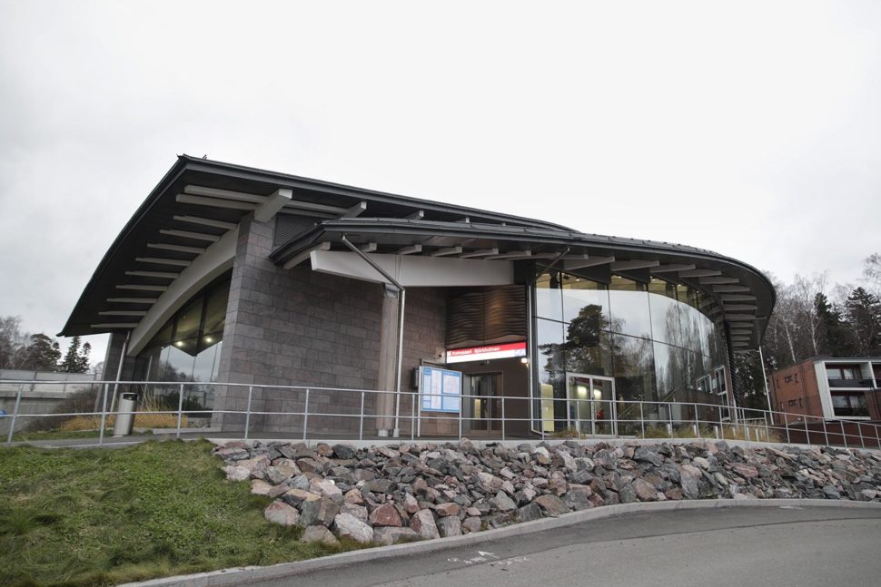 Koivusaaren metroaseman Lauttasaaren puoleinen sisäänkäyntirakennus.