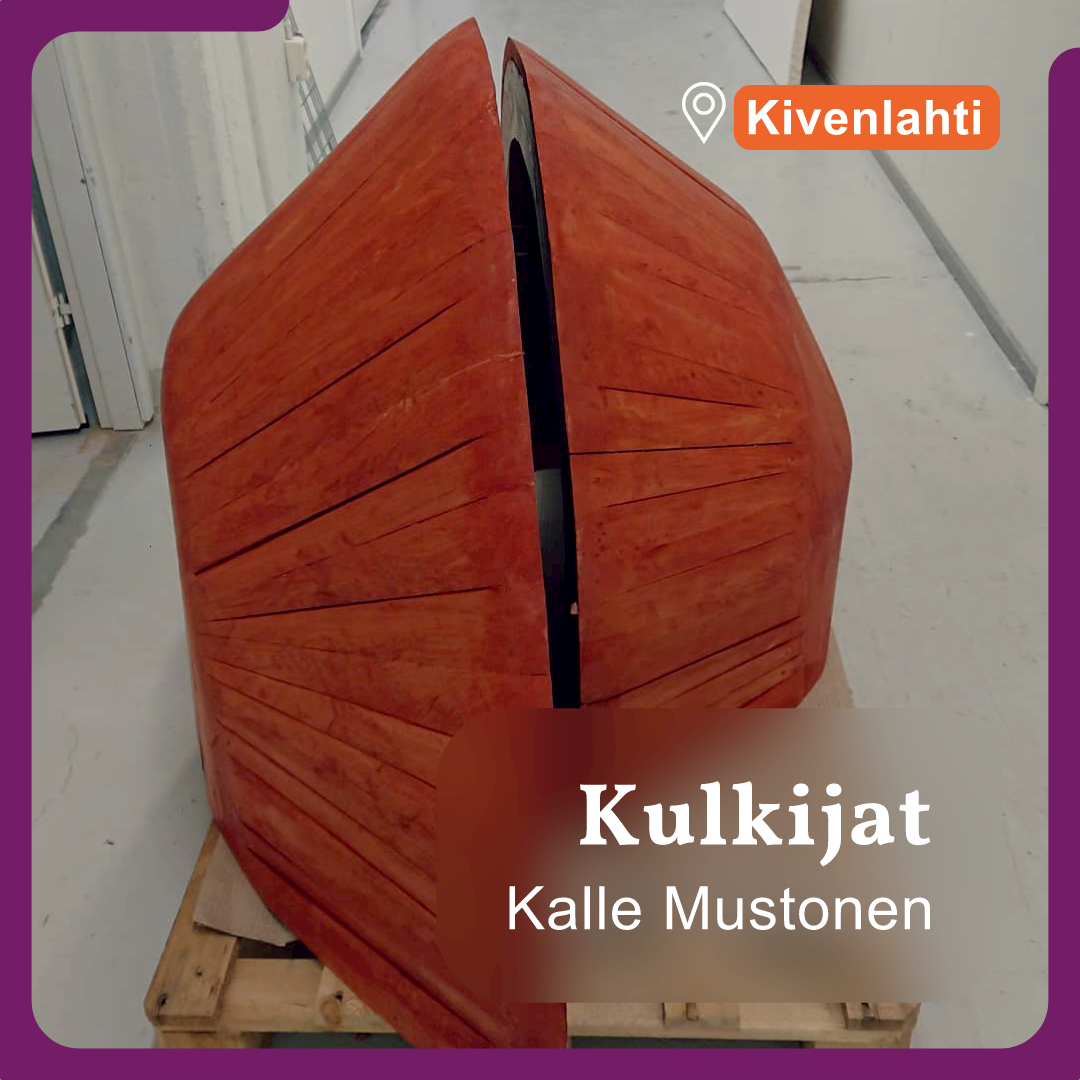 Kuvassa näkyy kaksi oranssia osaa Kalle Mustosen Kulkijat-veistoksesta.